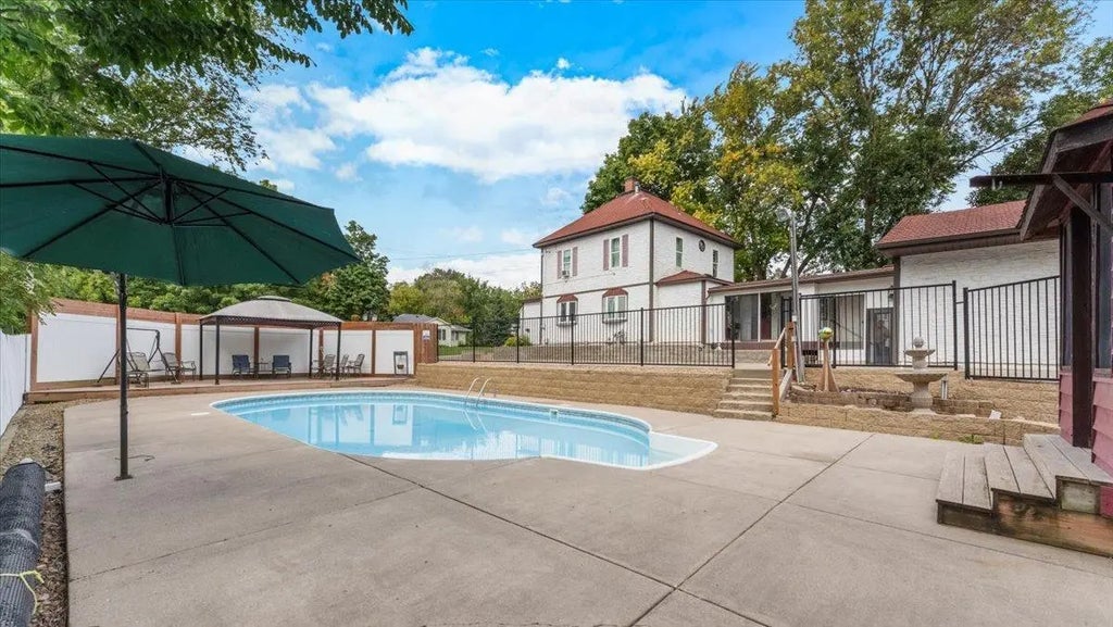 304 Main Street S, Saint Michael