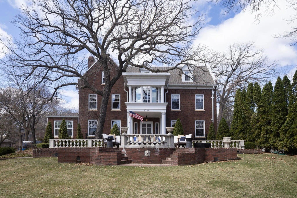 2774 W Lake Of The Isles Parkway, Minneapolis