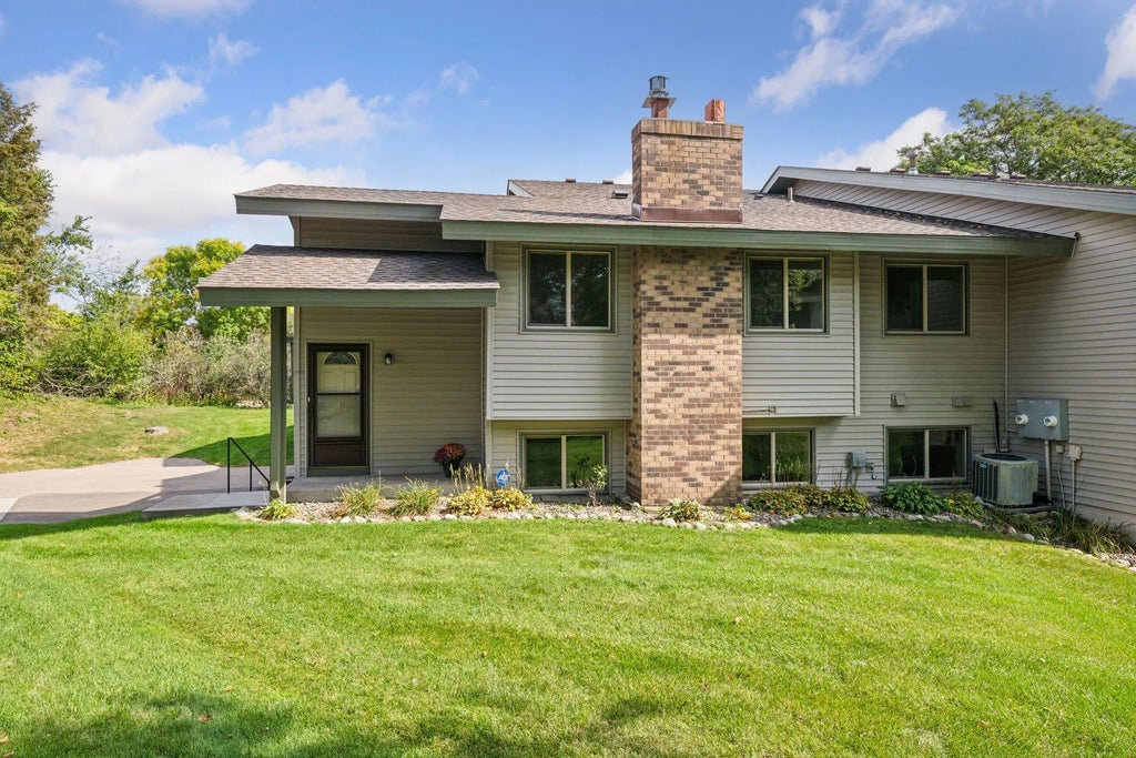 9775 Dorset Lane, Eden Prairie