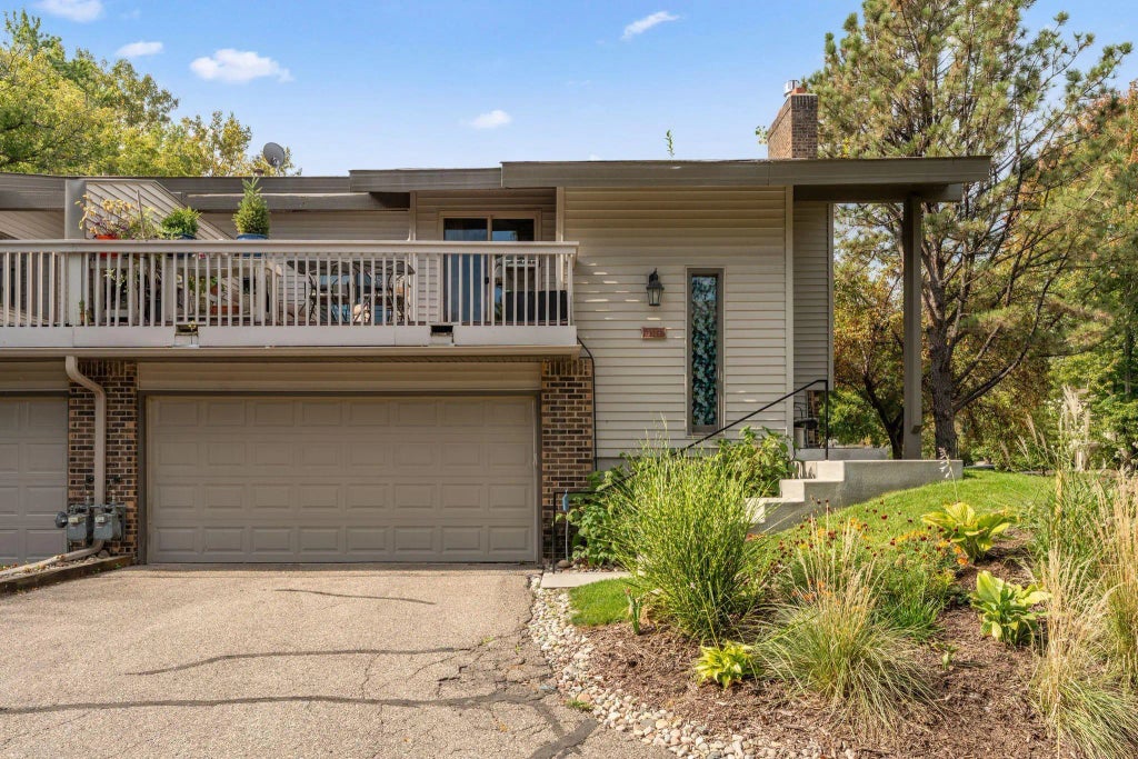 9529 Hartford Circle, Eden Prairie