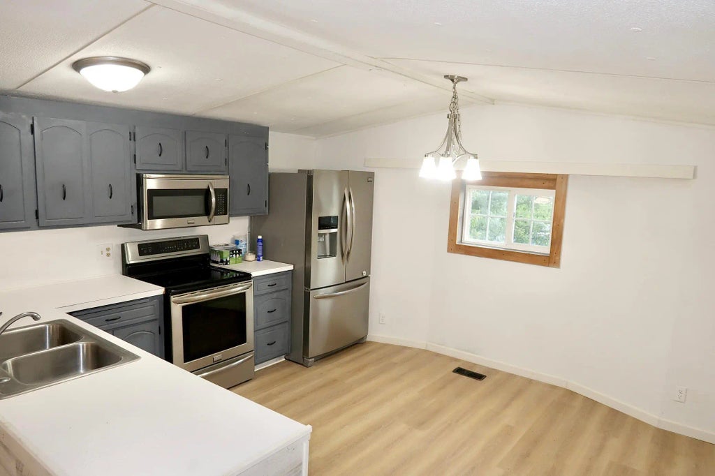 17373 North Creek Dr, Lakeville