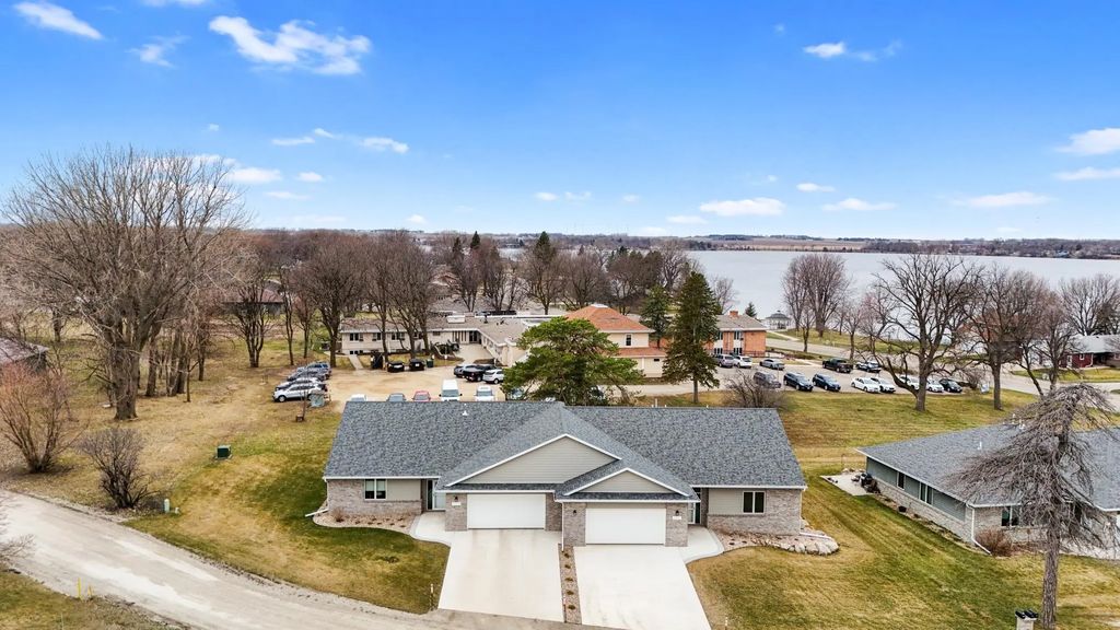 1207 S Shore Drive, Worthington