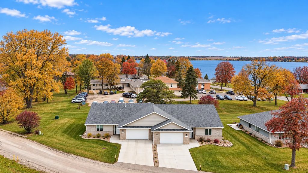 1207 S Shore Drive, Worthington