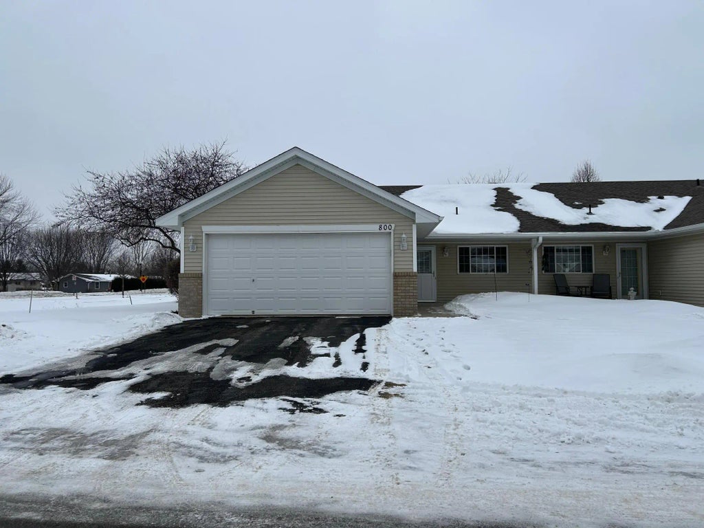 800 Greensview Court Nw, Hutchinson