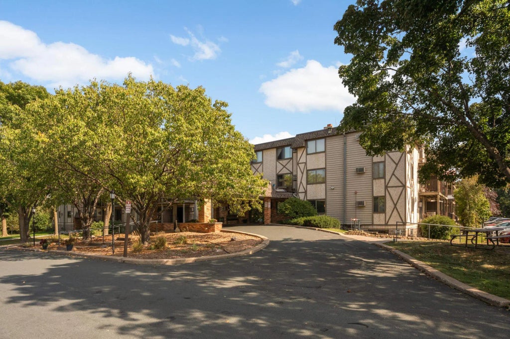 1304 W Medicine Lake Drive 202, Plymouth