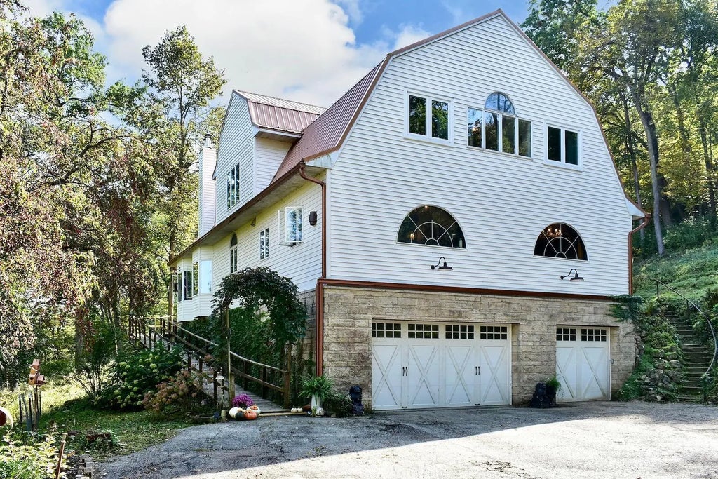 2331 Goodview Road, Winona