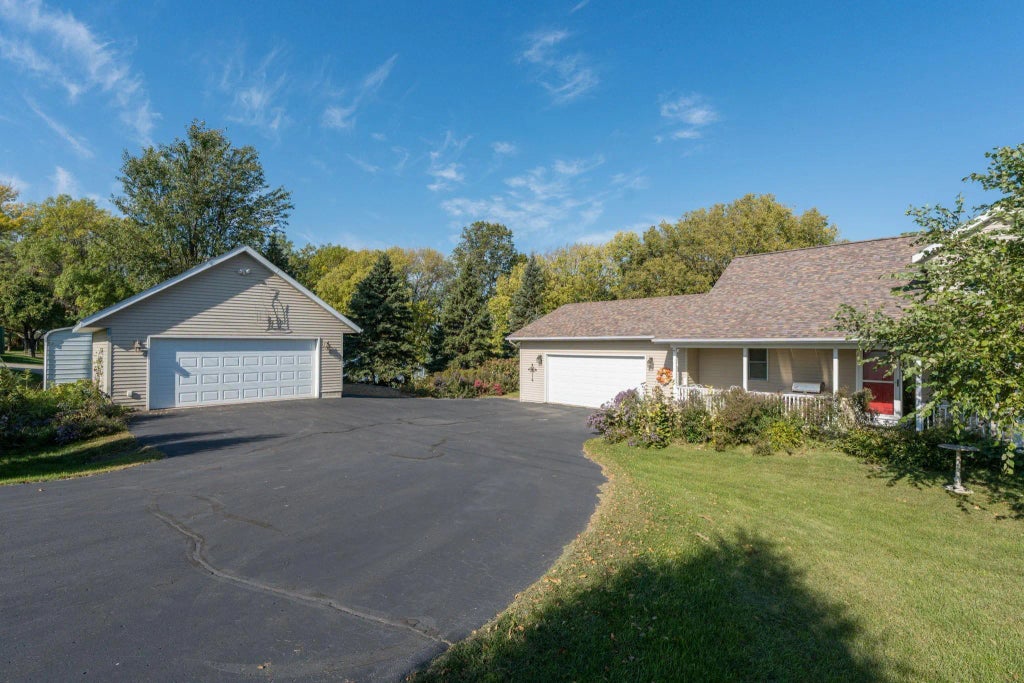 26728 Sioux Trail, Washington Twp