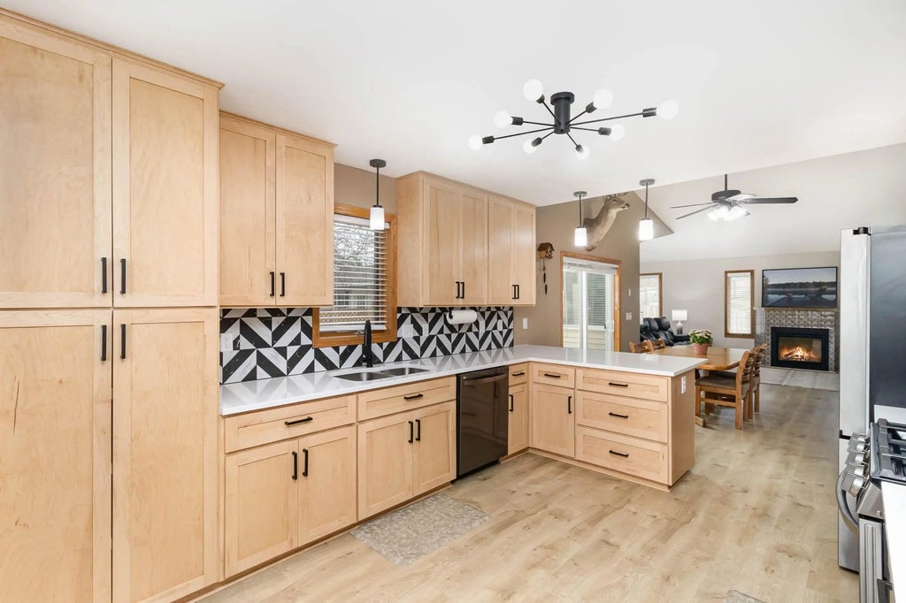 451 Delaware Street Sw, Lonsdale