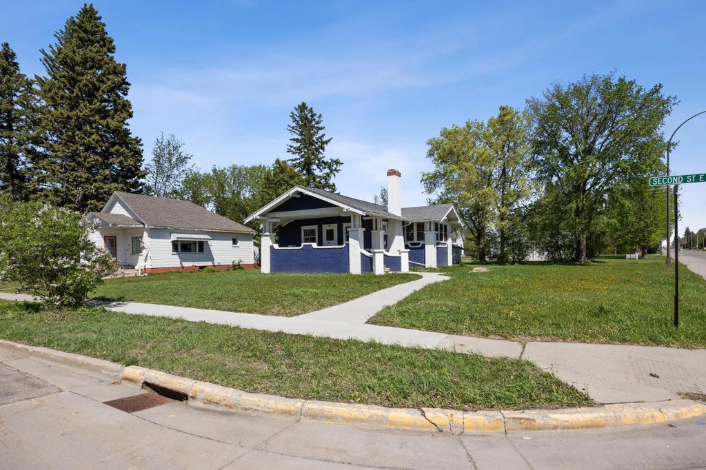 12 2nd Street E, Ada