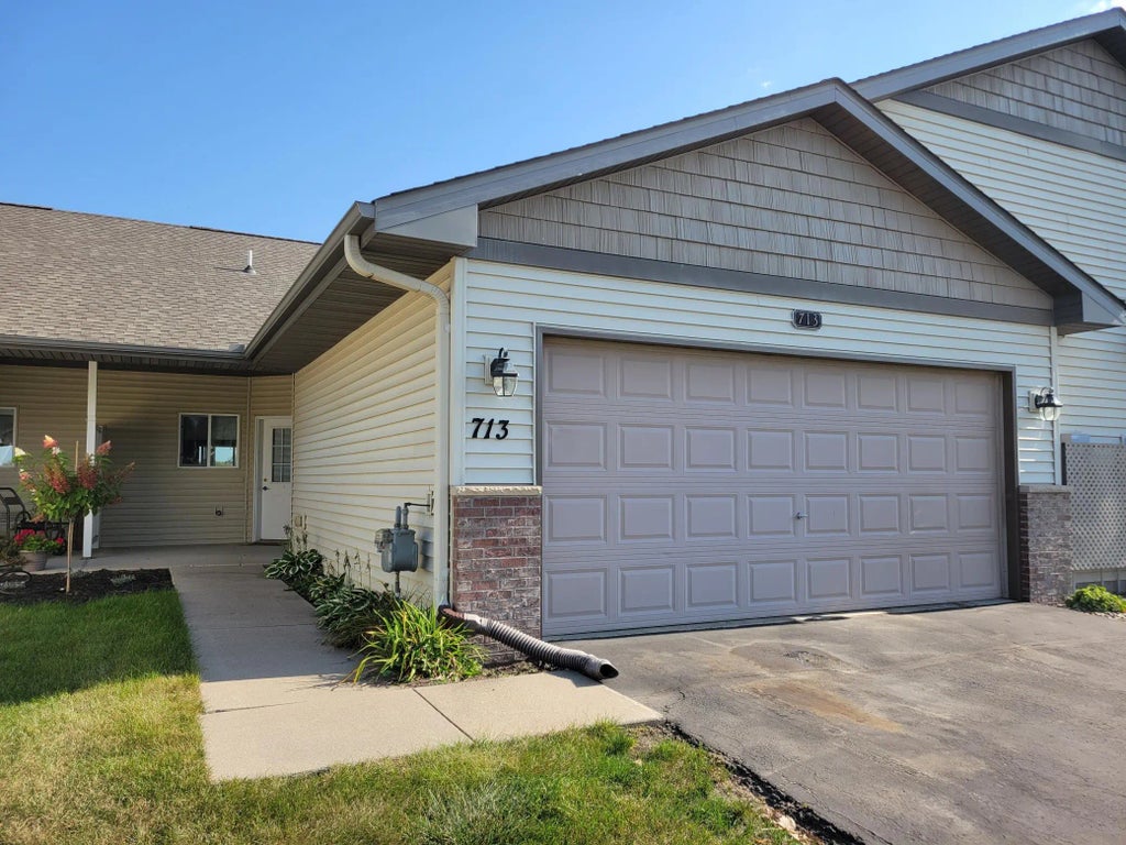 713 Danielson Court, Maple Lake