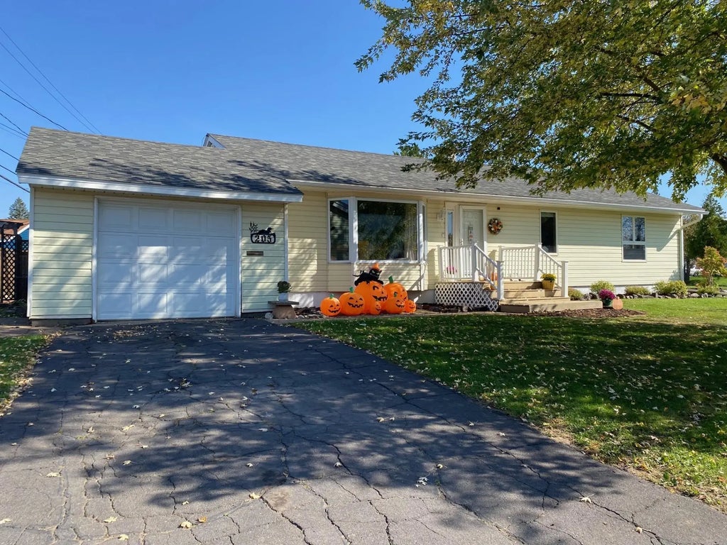 205 Suffolk Drive, Hoyt Lakes