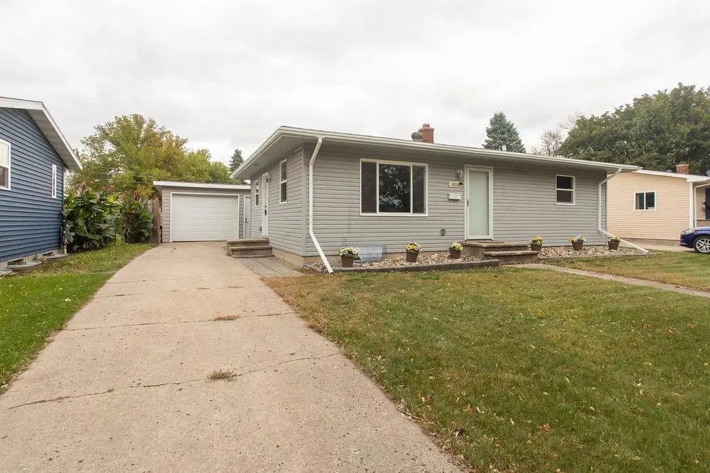 1806 10th Avenue N, Moorhead