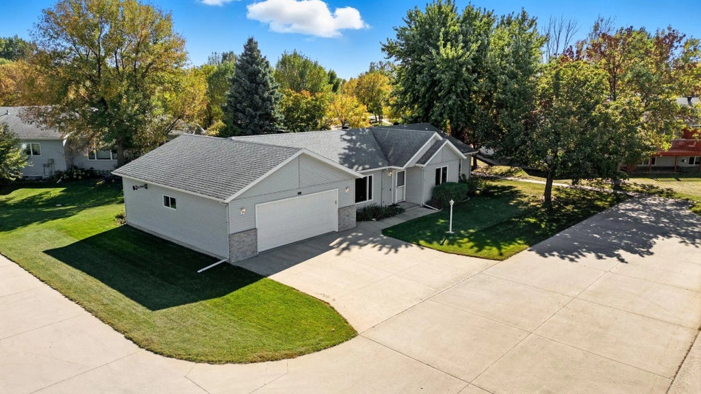 1221 Cedar Way E, West Fargo