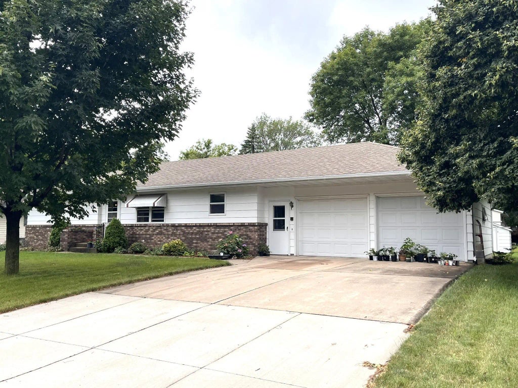 580 Waterville Avenue N, Le Center