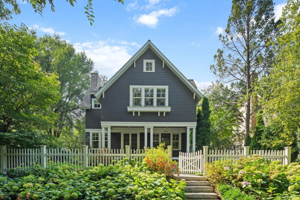 2820 W Lake Of The Isles Parkway, Minneapolis