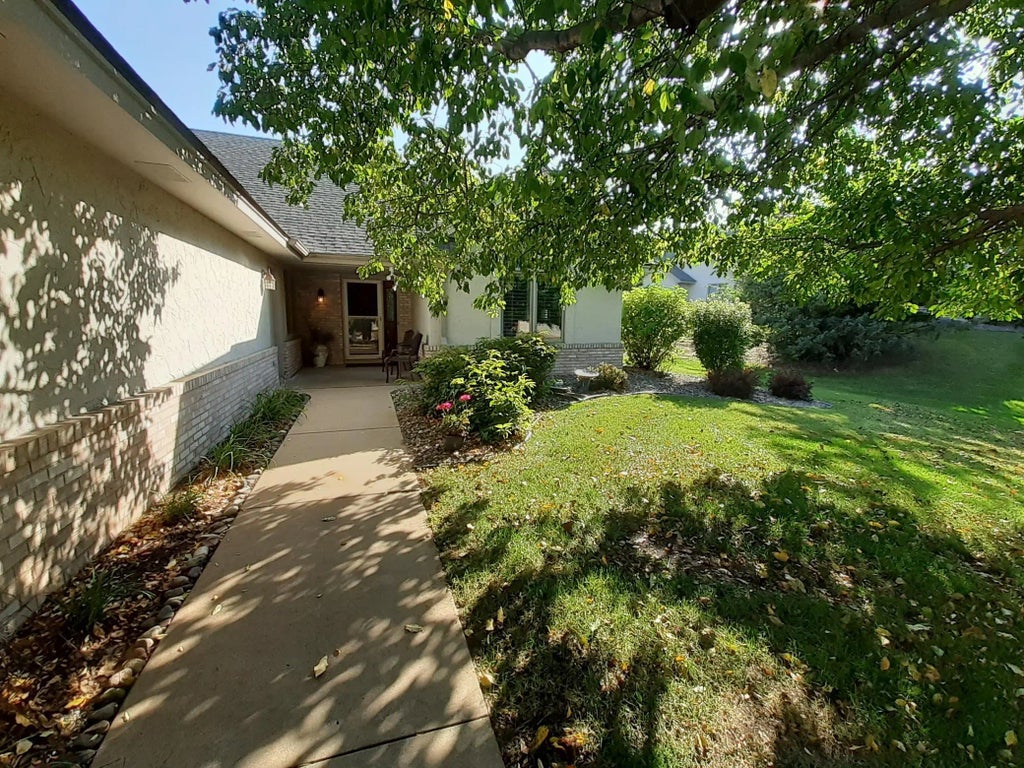 9579 Falcons Way, Eden Prairie