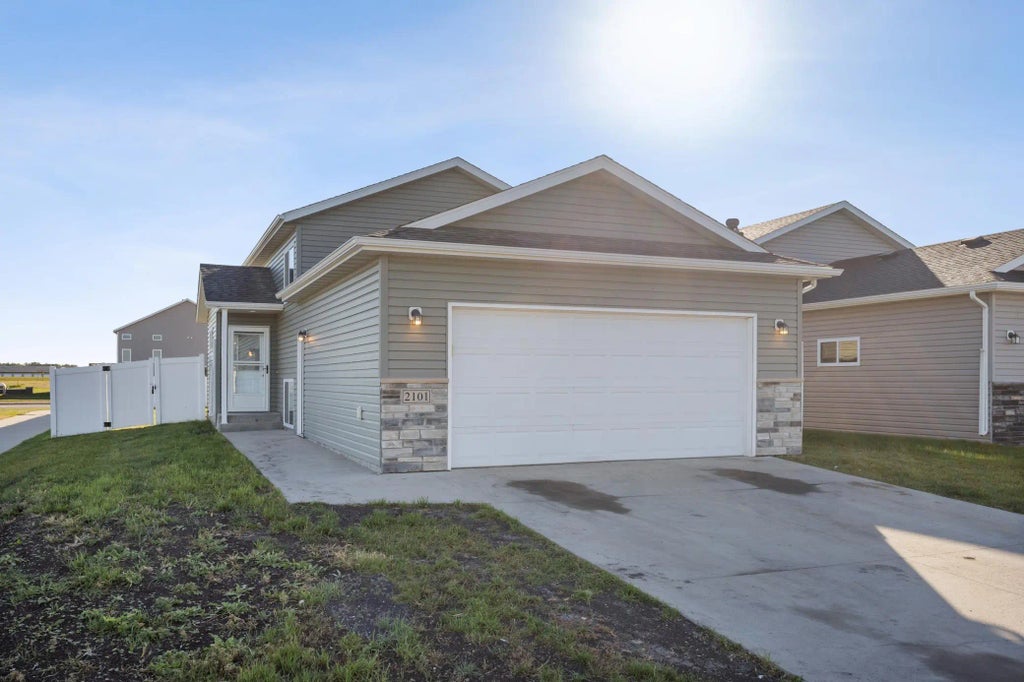 2101 10th Street W, West Fargo