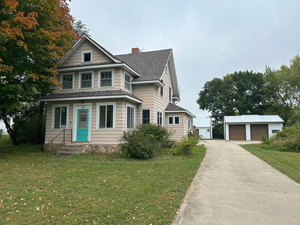 321 Highway 7 E, Hutchinson