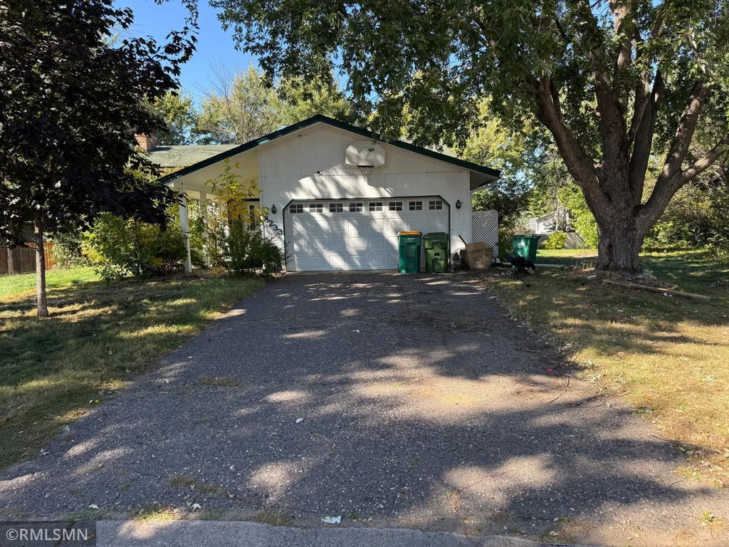 8233 Hampshire Court N, Brooklyn Park