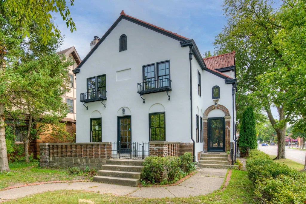 2056 Summit Avenue, Saint Paul