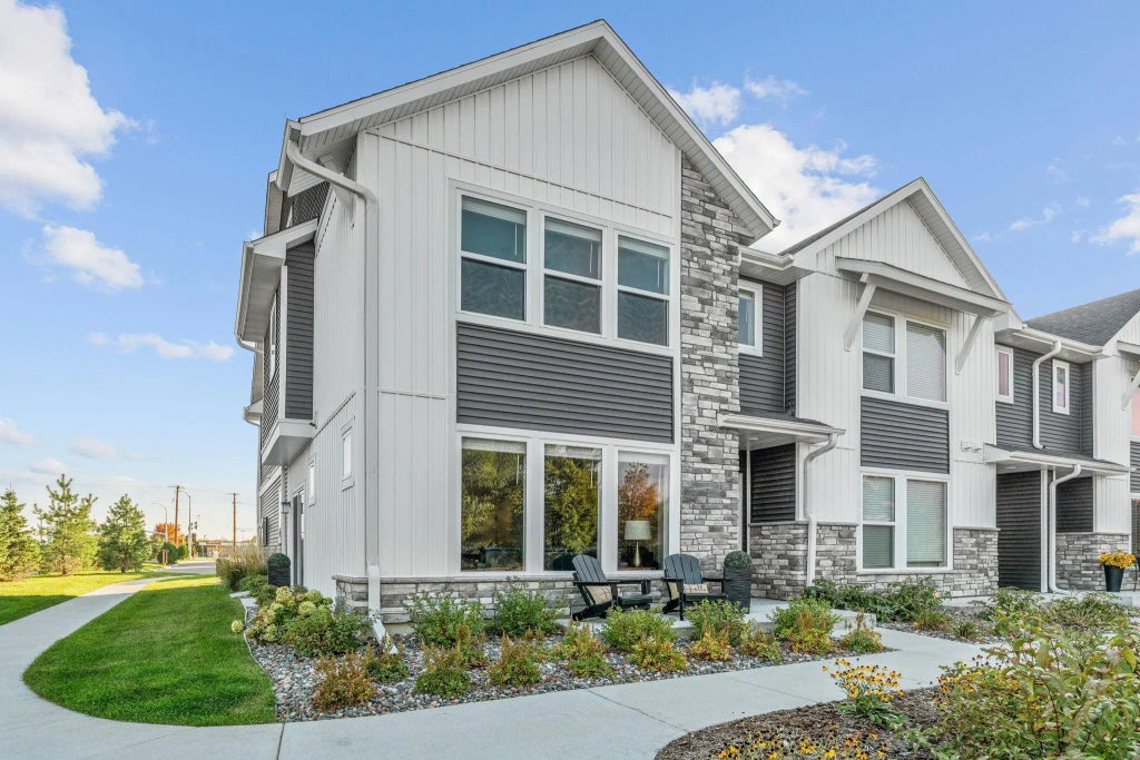 2400 N Blossom Circle, Orono