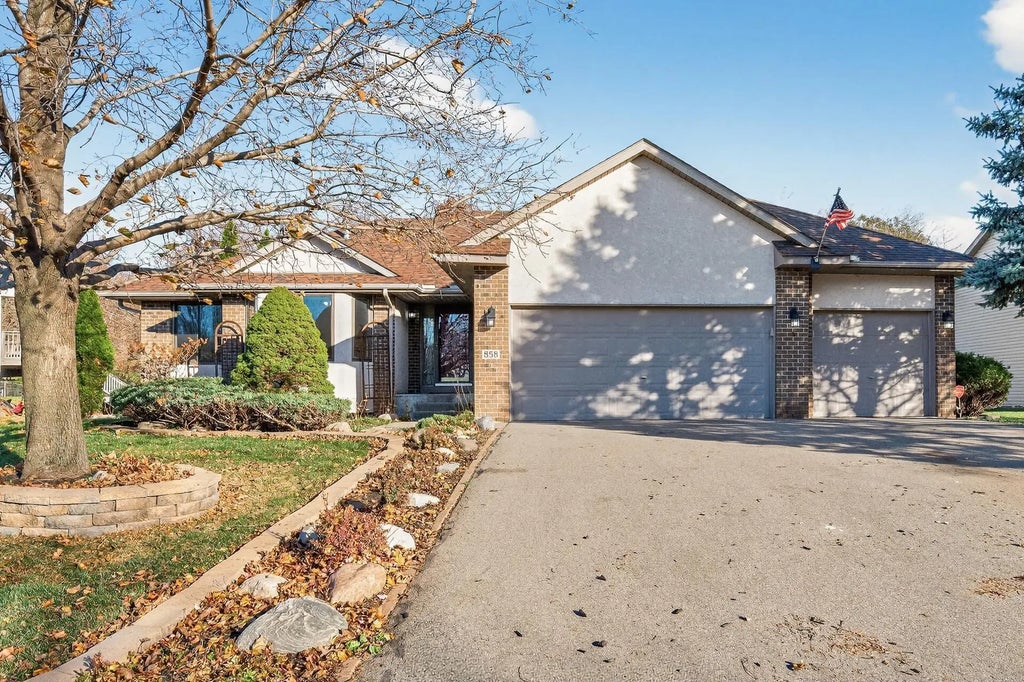 858 Sterling Street S, Maplewood