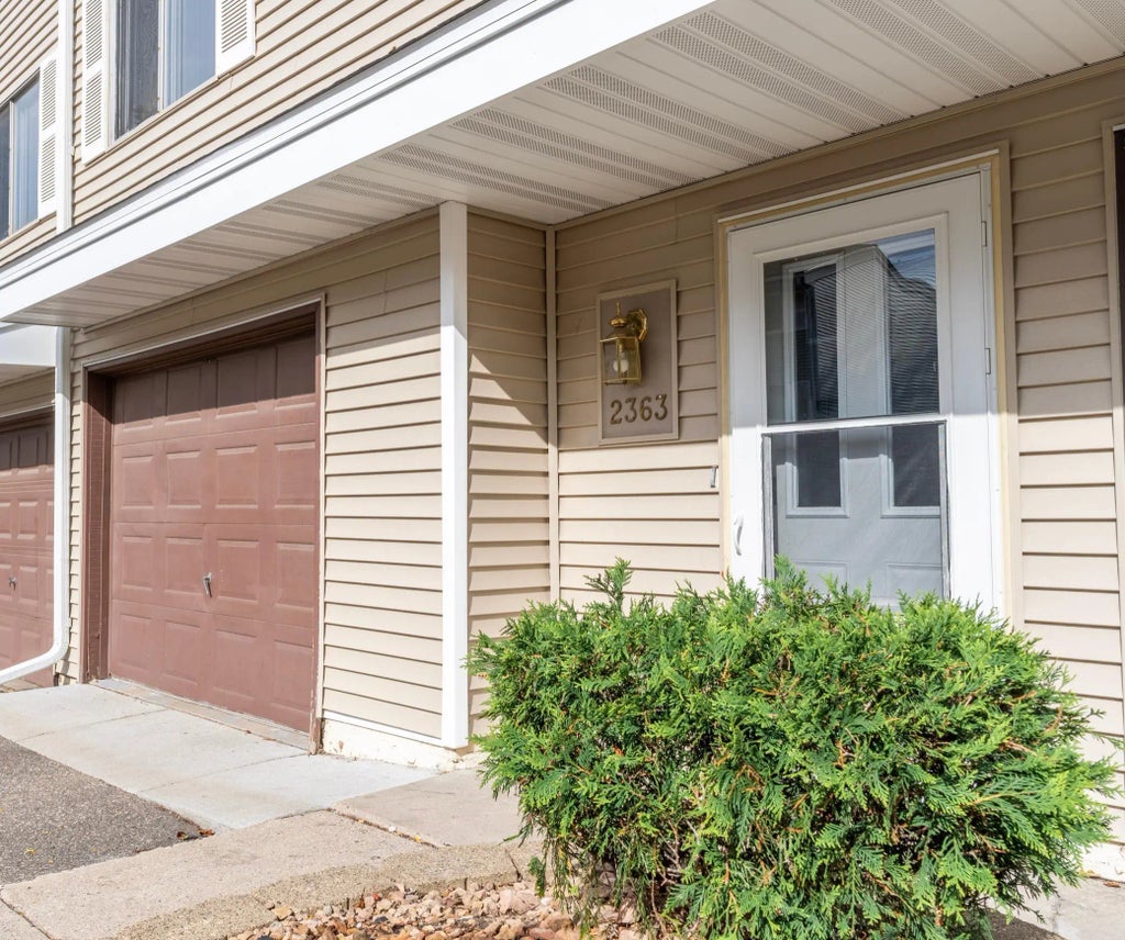 2363 Dorland Lane E, Maplewood