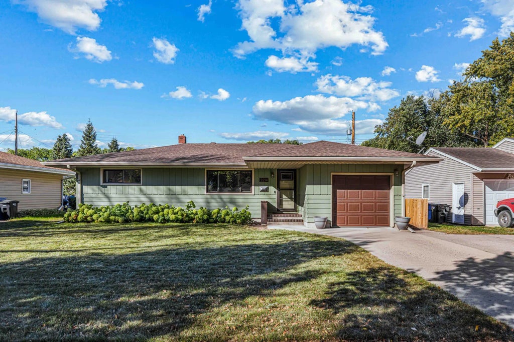 2214 9 1/2 Street N, Fargo