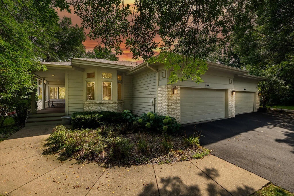 8991 Ferndale Lane, Eden Prairie