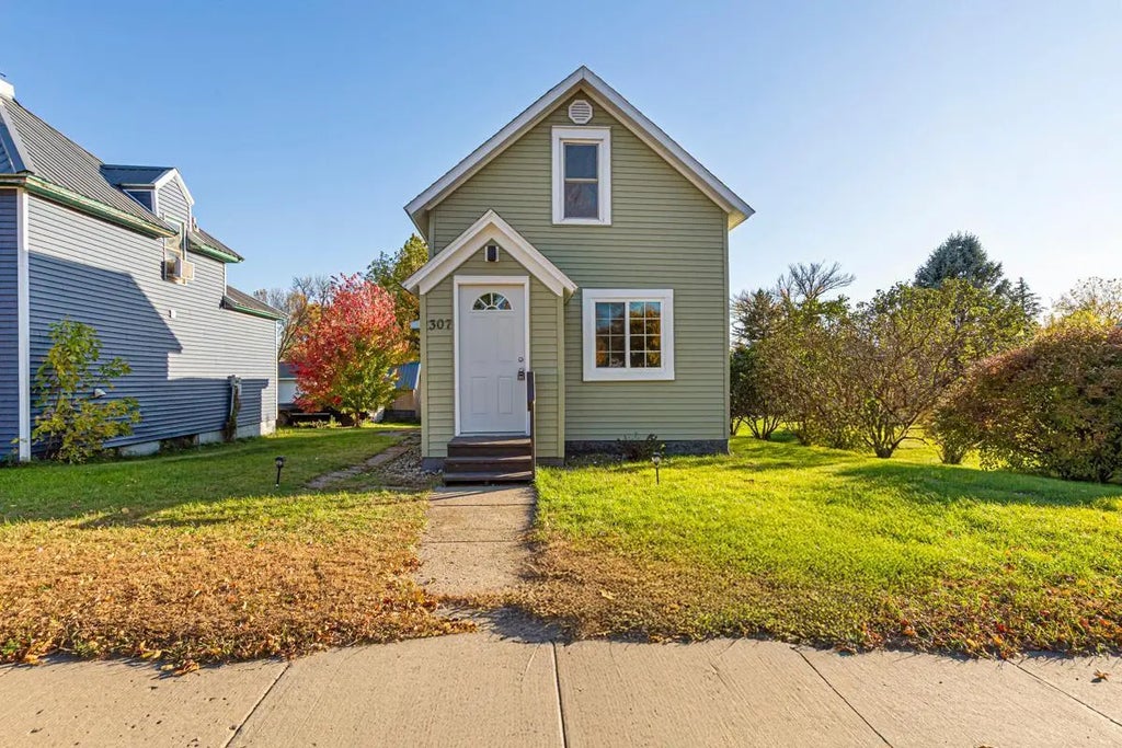 307 W 4th Street, Winthrop