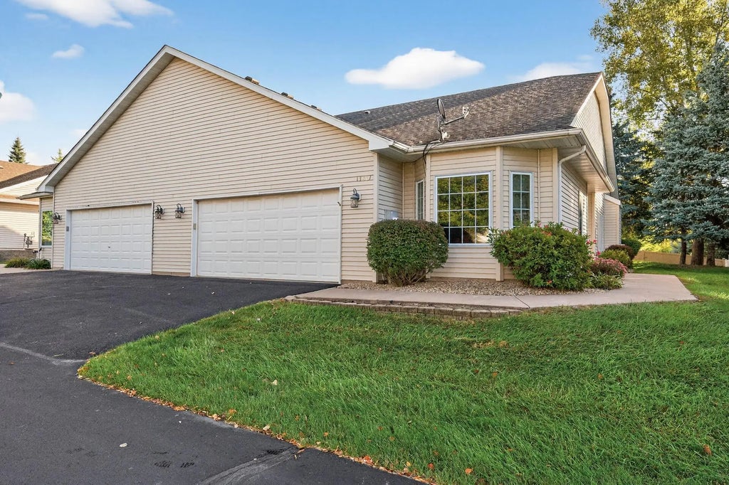 13471 Pine View Lane, Lindstrom