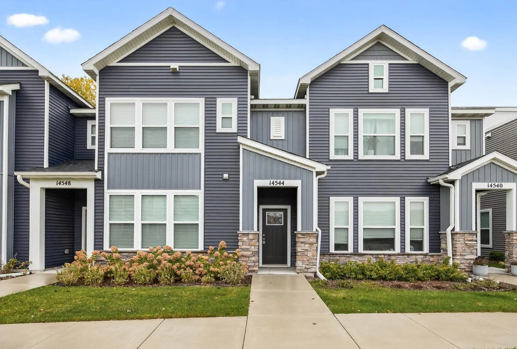 14544 Twin Lakes Circle, Burnsville