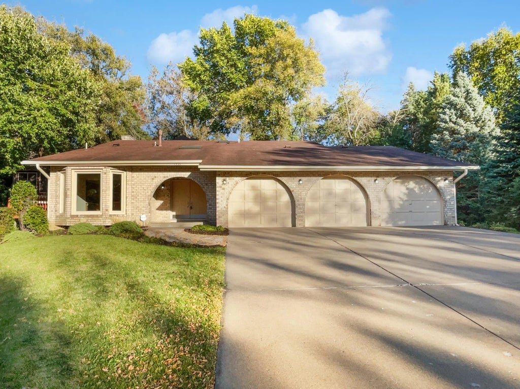 1531 Briarknoll Circle, Arden Hills