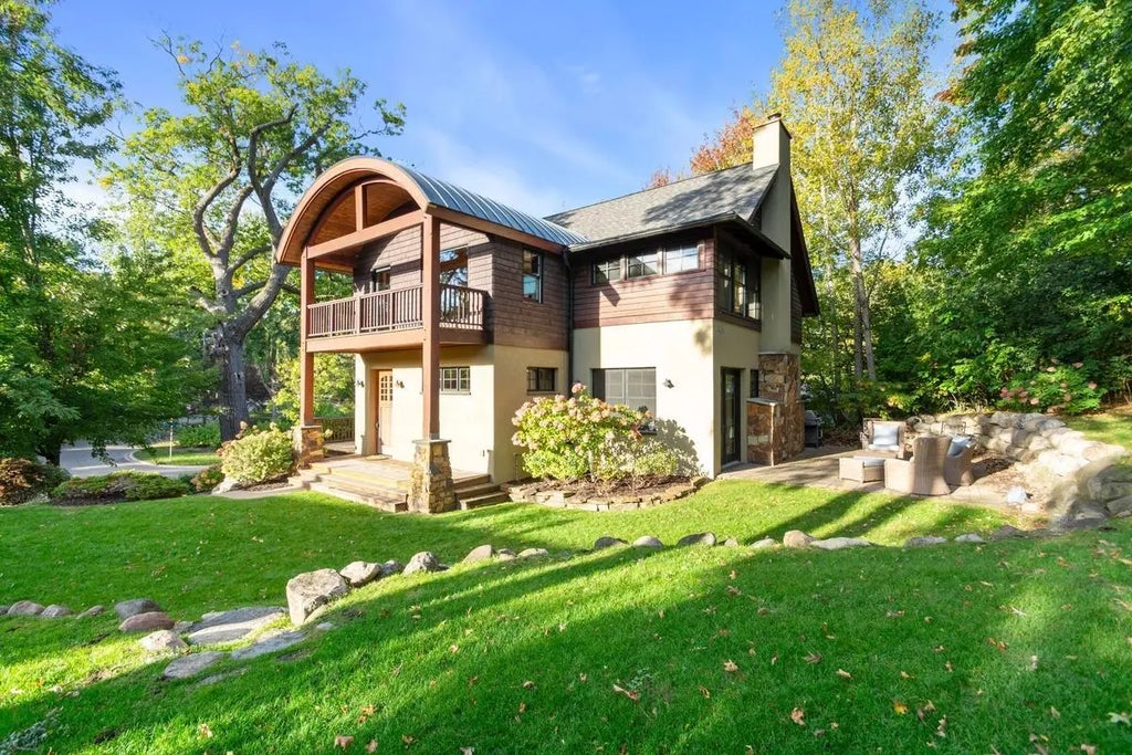 1066 E Circle Drive, Wayzata