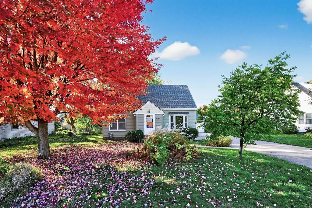 1049 Sterling Street N, Maplewood