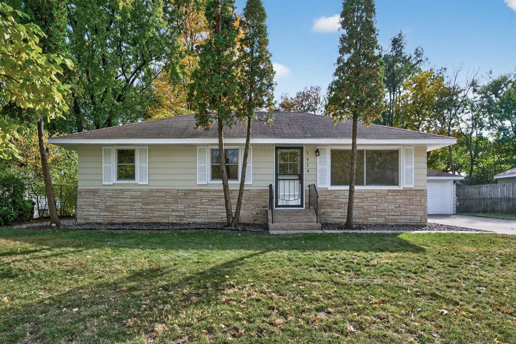 1614 Hillview Road, Shoreview