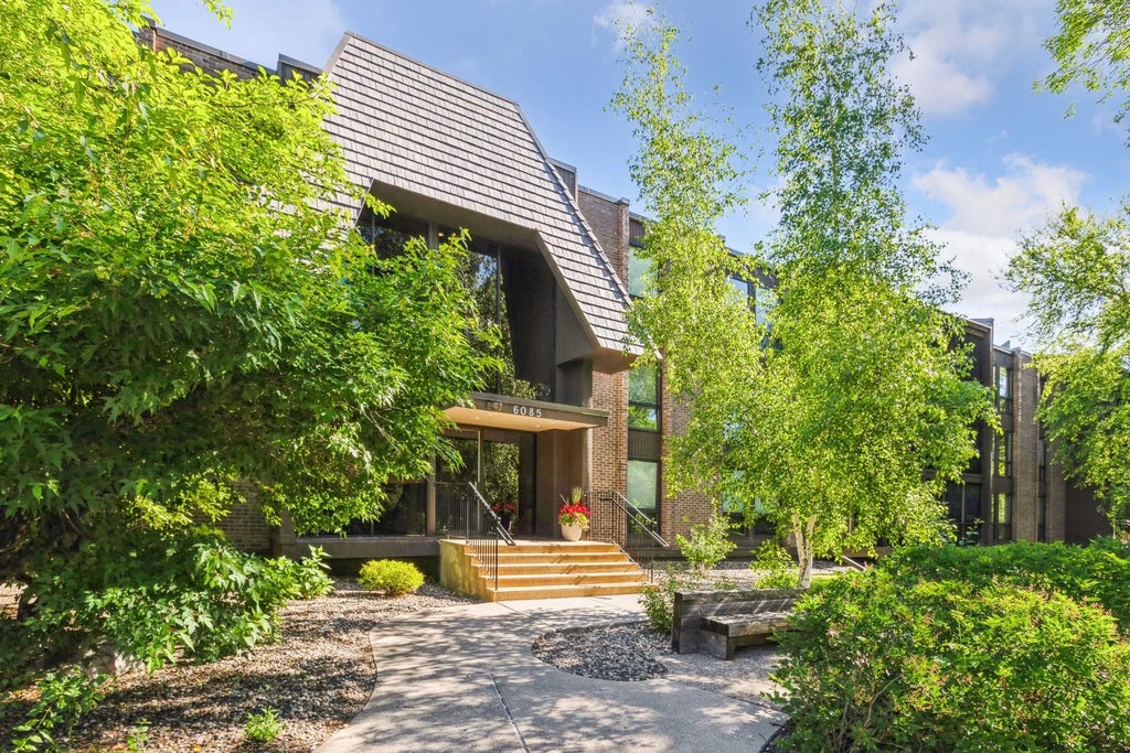 6085 Lincoln Drive 214, Edina