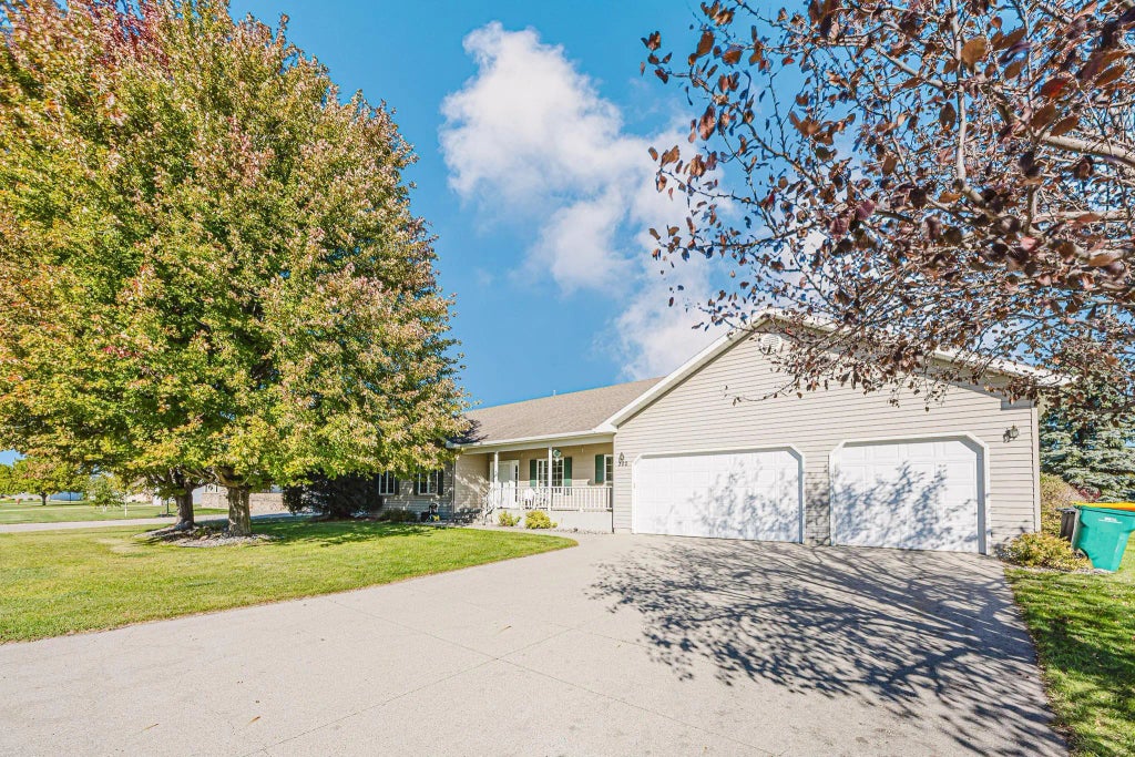 302 Fairway Drive, Casselton