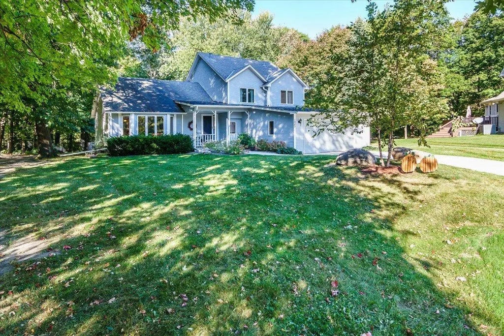 1045 Crest Ridge Court, Minnetrista