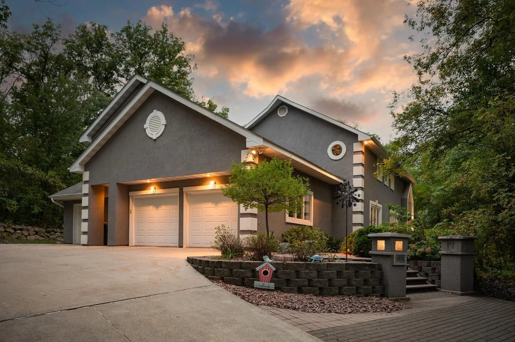 8574 Mcguire Court E, Shakopee