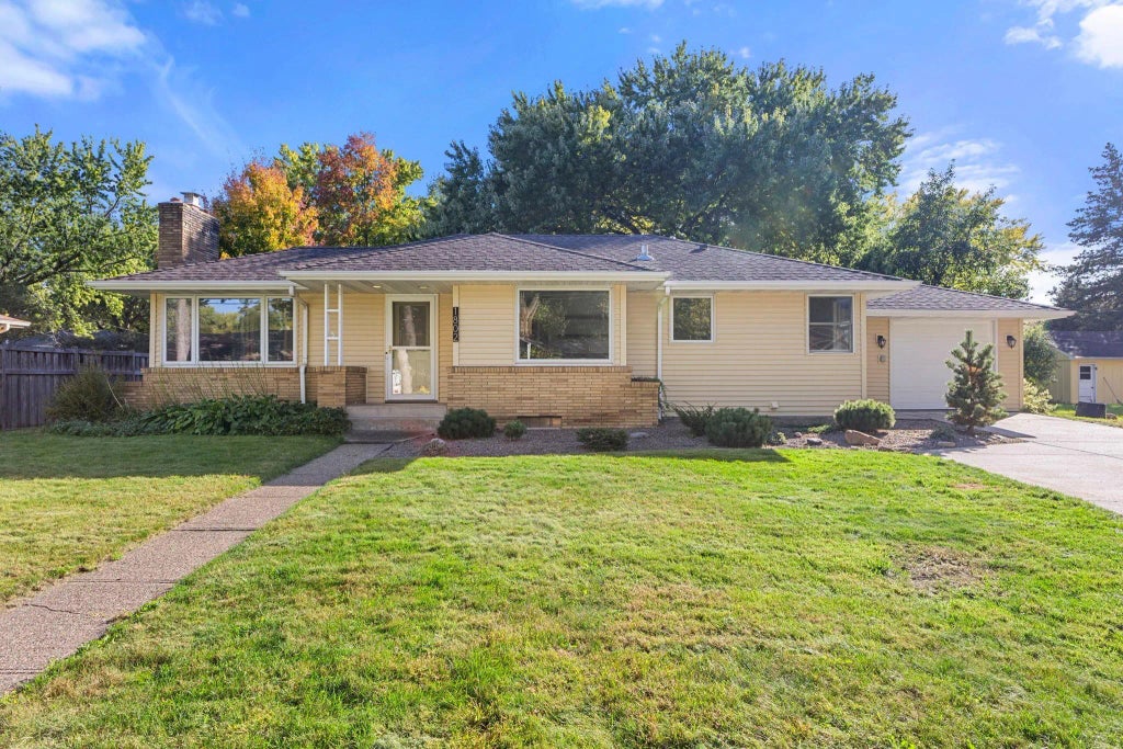 1802 Lydia Avenue W, Roseville