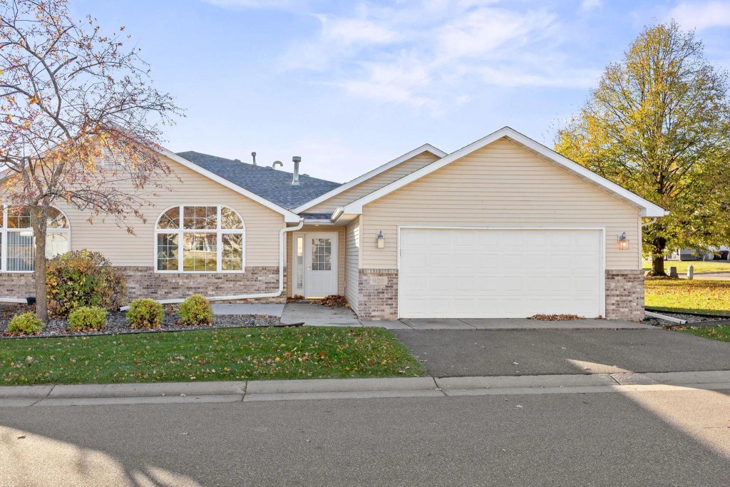 924 Golden Pond Court, Buffalo