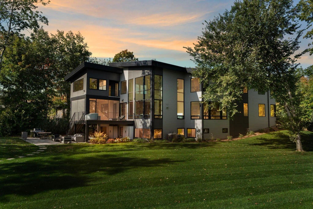 746 Peninsula Point Road, Shakopee