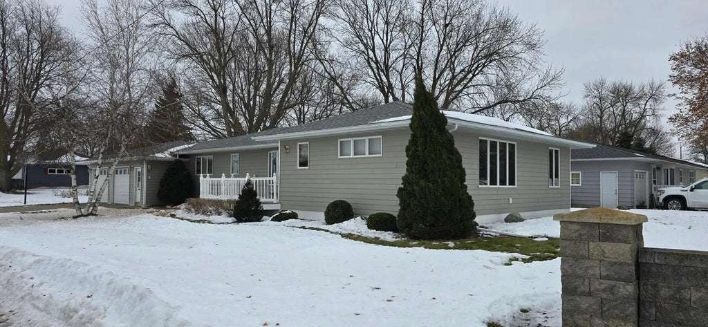 313 3rd Avenue N, Emmons