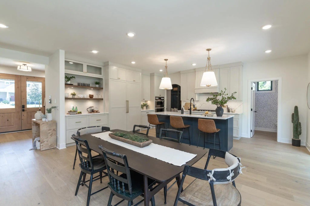 625 Ivy Falls Avenue, Mendota Heights