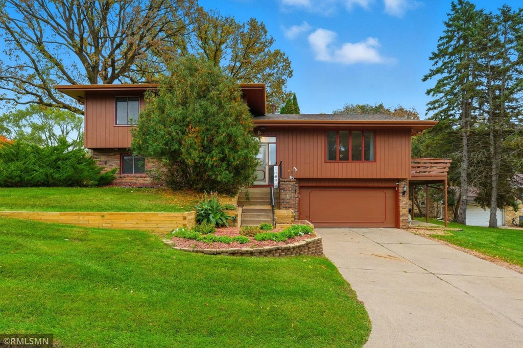 944 Pine View Court, Saint Paul