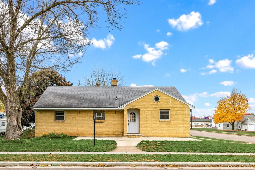 257 E Mckinley Avenue, Fall Creek