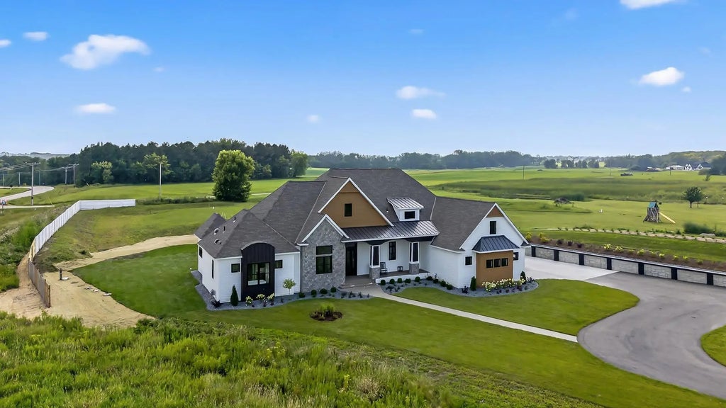 6783 Broadview Drive, Credit River Twp