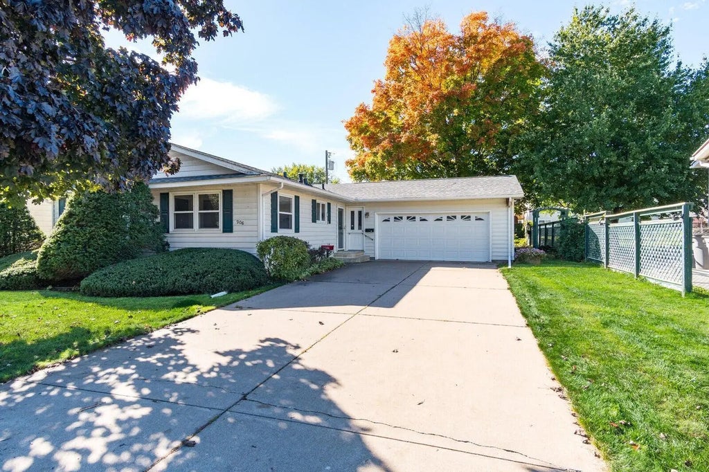 906 Redwood Street E, La Crescent