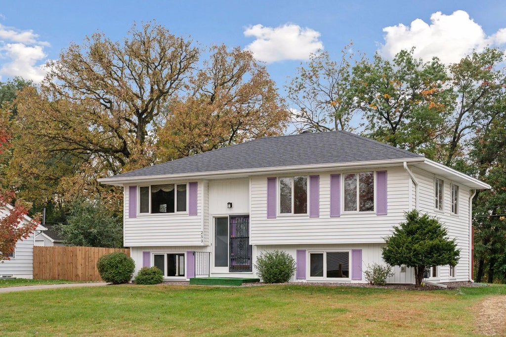 253 Stardust Boulevard, Circle Pines